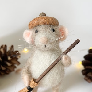 Needle Felted Miniature Mouse, Felt Animal Sculpture Decoration, Cute Realistic Rustic Kitchen Mouse Ornament, Wool house mouse with broom