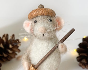 Needle Felted Miniature Mouse, Felt Animal Sculpture Decoration, Cute Realistic Rustic Kitchen Mouse Ornament, Wool house mouse with broom