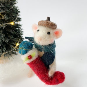 Needle Felted Mouse with Christmas gift Needle felted mouse , needle felted animal , Christmas gift , Christmas mouse , Christmas image 6