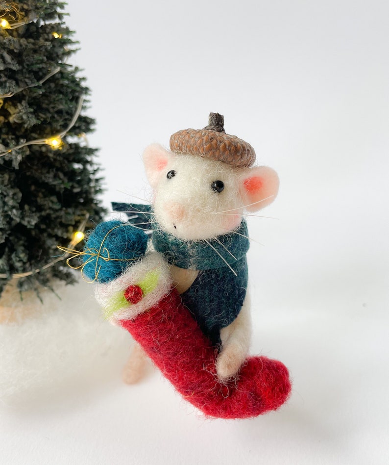 Needle Felted Mouse with Christmas gift Needle felted mouse , needle felted animal , Christmas gift , Christmas mouse , Christmas image 6