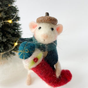 Needle Felted Mouse with Christmas gift Needle felted mouse , needle felted animal , Christmas gift , Christmas mouse , Christmas image 7