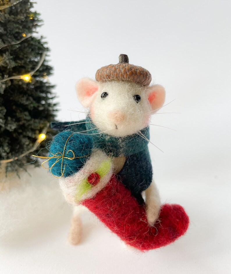 Needle Felted Mouse with Christmas gift Needle felted mouse , needle felted animal , Christmas gift , Christmas mouse , Christmas image 7