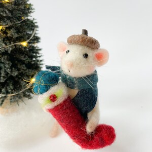 Needle Felted Mouse with Christmas gift Needle felted mouse , needle felted animal , Christmas gift , Christmas mouse , Christmas image 9