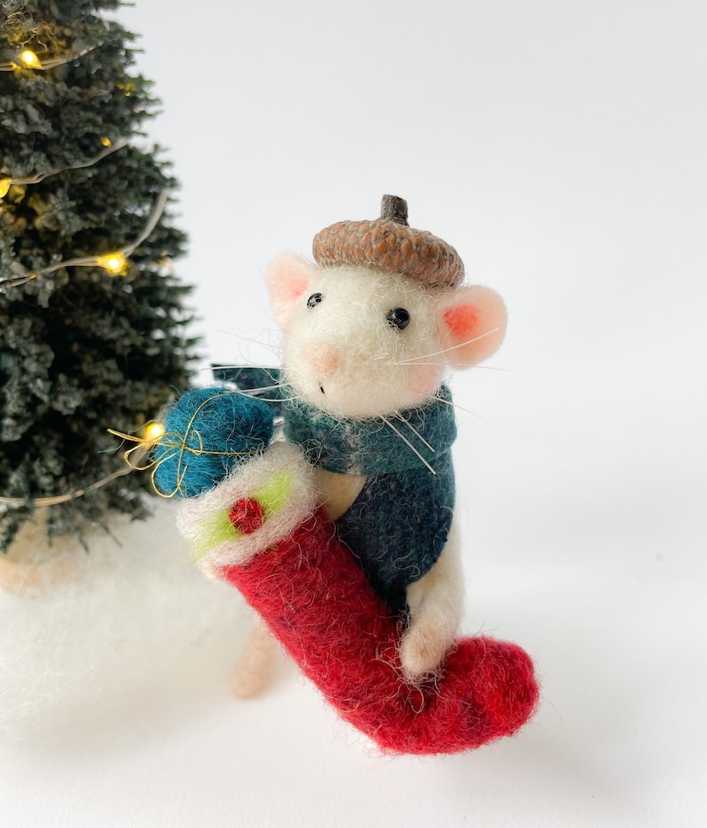 Needle Felted Mouse with Christmas gift Needle felted mouse , needle felted animal , Christmas gift , Christmas mouse , Christmas image 9