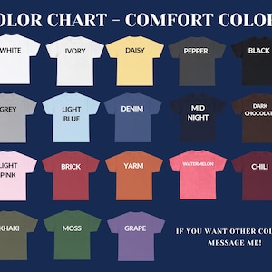 Puede incluir: Una carta de colores de camisetas en varios colores, incluyendo blanco, marfil, margarita, pimienta y negro. Otros colores incluyen gris, azul claro, mezclilla, medianoche, chocolate oscuro, rosa claro, ladrillo y m&aacute;s. El texto en la imagen dice "COLOR CHART - COMFORT COLORS."