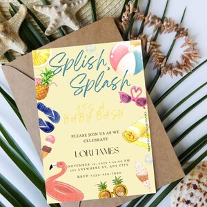 Puede incluir: Una invitación de baby shower amarilla y azul con el texto "Splish, Splash It's a Baby Bash". La invitación presenta un tema de playa con ilustraciones de una pelota de playa, chanclas, un flamenco, una piña, gafas de sol y una toalla.