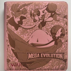 Puede incluir: Carpeta de cartas rosa con una ilustración marrón de un personaje y el texto "MEGA EVOLUTION". La carpeta tiene un borde cosido y un diseño de fondo floral. La palabra "Vault" está impresa en la esquina inferior izquierda.