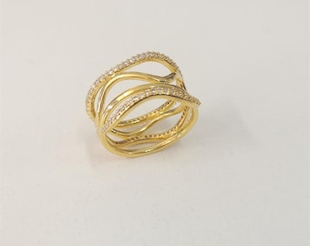 Pierścionek Pandora z żółtym złotem i wirującymi liniami