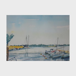 Puede incluir: Pintura a la acuarela de una escena portuaria con barcos y un velero. El agua refleja el cielo y los barcos. La pintura tiene una paleta de colores suaves y apagados de azules, verdes y amarillos. Una palmera es visible en el lado izquierdo.