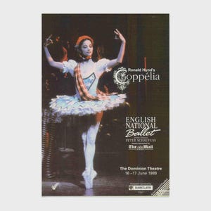Może przedstawiać: Plakat vintage baletu Coppélia Ronalda Hynda, z baletnicą w białej i niebieskiej tutu i czerwonym berecie. Reklamowany jest również English National Ballet, wraz z datą i miejscem występu.