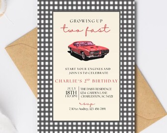 Puede incluir: Una invitación de cumpleaños con una ilustración de un coche rojo y el texto "Growing Up Two Fast". La invitación está enmarcada con un patrón de cuadros blancos y negros. El texto incluye el nombre, la fecha, la hora y el lugar del cumpleaños.