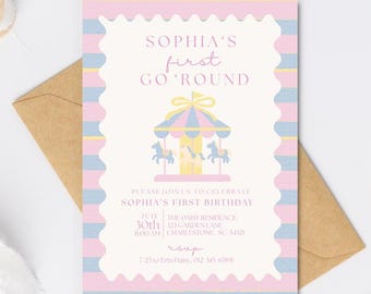 Puede incluir: Una invitación de cumpleaños en colores pastel con el texto "SOPHIA'S first GO ROUND". La invitación presenta una ilustración de carrusel y está decorada con rayas rosas, azules y amarillas. Incluye un sobre marrón y una cinta blanca.