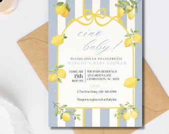 Puede incluir: Invitación a un baby shower con un fondo a rayas azules y blancas, adornada con ilustraciones de limones y el texto "ciao baby!". La invitación incluye detalles para el baby shower de Margot, con una cinta y un sobre.