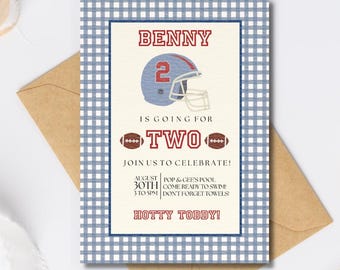 Peut inclure: Une invitation d'anniversaire avec une bordure vichy bleue. L'invitation indique "BENNY IS GOING FOR TWO" avec un graphique de casque de football. Le texte supplémentaire comprend les détails de la fête et "HOTTY TODDY!"