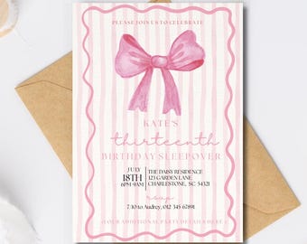 Peut inclure: Une invitation rayée rose et blanche avec une illustration de nœud à l'aquarelle. Le texte indique "treizième anniversaire de Kate" avec les détails de l'événement. Une enveloppe en papier kraft et une bobine de ruban blanc sont également visibles.