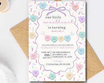 Puede incluir: Una invitación de cumpleaños en colores pastel con un diseño en forma de corazón y el texto "our little sweetheart is turning one". La invitación incluye detalles para una fiesta el 15 de febrero a las 8:00 AM.