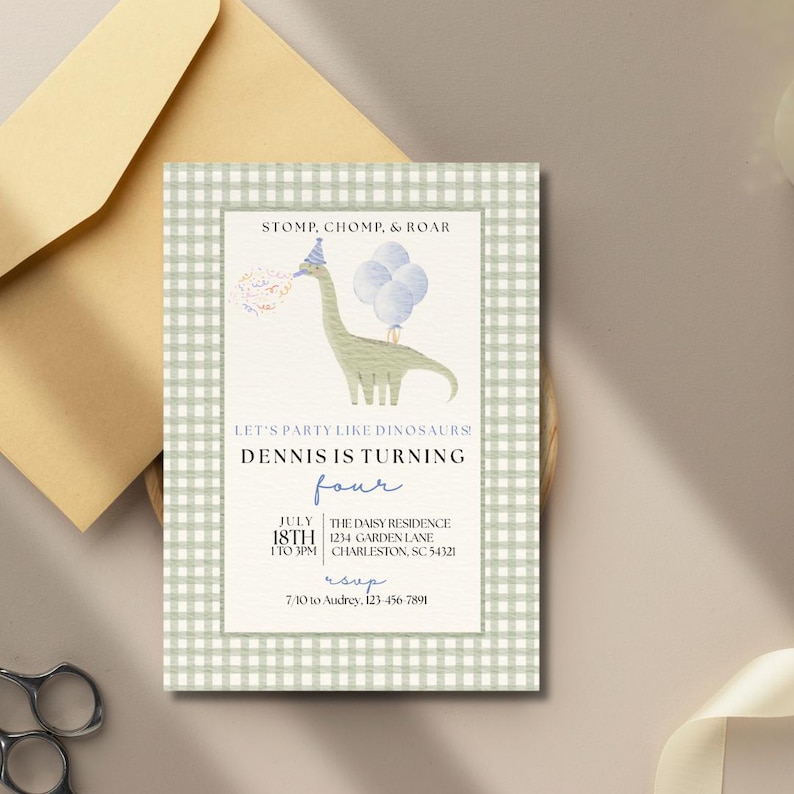 Peut inclure: Une invitation d'anniversaire avec une illustration de dinosaure vert, un chapeau de f&ecirc;te bleu et des ballons. L'invitation a une bordure vichy et le texte "STOMP, CHOMP, & ROAR" et "DENNIS IS TURNING FOUR". Comprend les informations RSVP.