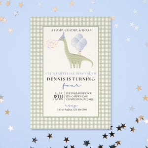 Peut inclure: Une carte d'invitation &agrave; motif vichy vert et blanc avec une illustration de dinosaure. La carte indique "STOMP, CHOMP, & ROAR" et "LET'S PARTY LIKE DINOSAURS!" avec les d&eacute;tails d'une f&ecirc;te du quatri&egrave;me anniversaire, y compris le nom "Dennis".