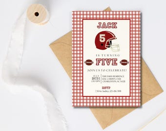 Puede incluir: Una tarjeta de invitación de cumpleaños rectangular con un borde de cuadros vichy rojos y blancos. El centro muestra un casco de fútbol americano con el número 5, el texto JACK IS TURNING FIVE y los detalles del evento, fecha y lugar.