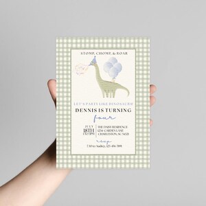 Peut inclure: Une invitation d'anniversaire sur le th&egrave;me des dinosaures. L'invitation pr&eacute;sente un dinosaure vert portant un chapeau de f&ecirc;te et des ballons. Le texte indique "Stomp, Chomp, & Roar" et "Let's Party Like Dinosaurs !" L'invitation est pour le quatri&egrave;me anniversaire de Dennis.