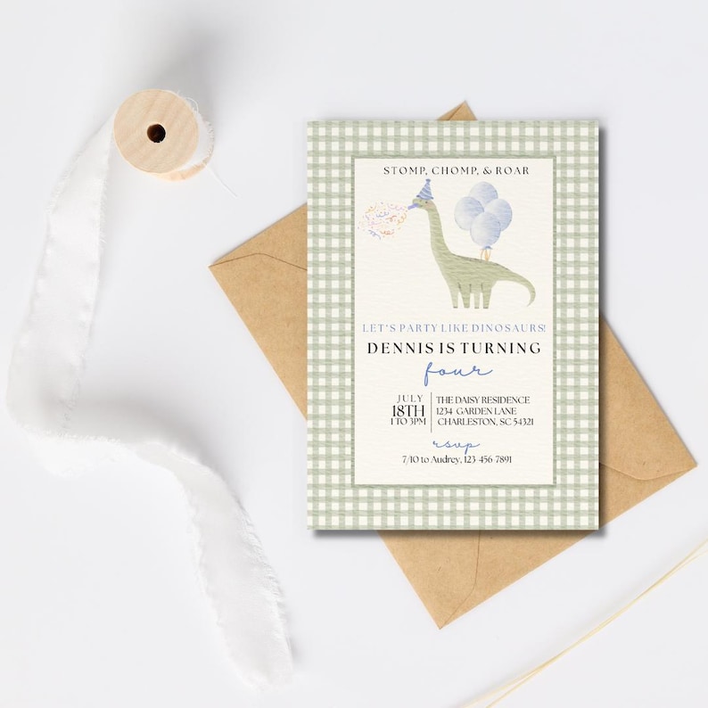 Peut inclure: Une invitation d'anniversaire sur le th&egrave;me des dinosaures avec une bordure vichy verte et blanche. L'invitation pr&eacute;sente un dinosaure de dessin anim&eacute; portant un chapeau de f&ecirc;te et tenant un ballon. Le texte comprend "Stomp, Chomp, & Roar" et "Dennis a quatre ans."