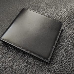 Cartera de cuero negro hecha a mano, billetera plegable de cuero genuino, elegante y duradera, regalo del Día del Padre, regalo para él, estilo atemporal, billetera plegable para hombre.