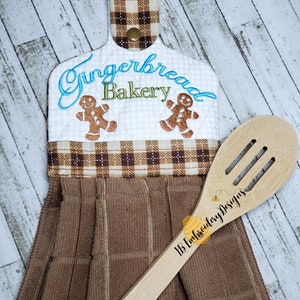 GINGERBREAD BAKERY - Toalha Topper ITH – One Hooping! no bastidor de toalha bordado à máquina - bastidor 6 x 10 - Fácil de fazer!