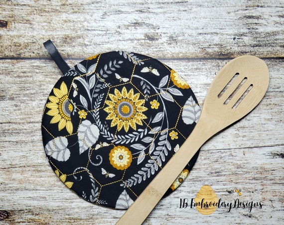 ITH ROUND Potholder -in the hoop machine embroidery Hexagon quilting insulated potholder hot pad with no sewing!