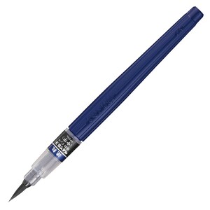 Könnte beinhalten: Ein dunkelblauer Pinselstift mit einem transparenten Kunststoffgriff und einer schwarzen Pinselspitze. Der Schaft hat ein geripptes Design und der transparente Bereich enthält ein schwarzes Etikett mit weißem japanischem Text und dem Modellcode FPD5L.