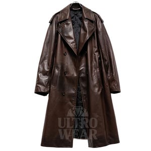 Könnte beinhalten: Ein langer, doppelreihiger brauner Ledertrenchcoat hängt an einem Kleiderbügel. Der Mantel hat ein klassisches Design mit einem Reverskragen, Schulterklappen und einem Knopfverschluss. Der Mantel hat eine satte, dunkelbraune Farbe.