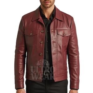 Puede incluir: Chaqueta de cuero burdeos con cierre de botones, dos bolsillos en el pecho y cuello camisero. La chaqueta tiene un diseño clásico y está hecha de cuero liso y brillante. La chaqueta es de longitud media y tiene un corte entallado.