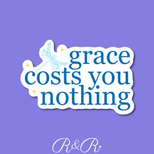 Könnte beinhalten: Ein weißer Aufkleber mit blauem Text, der "grace costs you nothing" lautet, und einer Illustration einer blauen Libelle. Der Aufkleber hat einen weißen Rand und einen hellblauen Hintergrund.