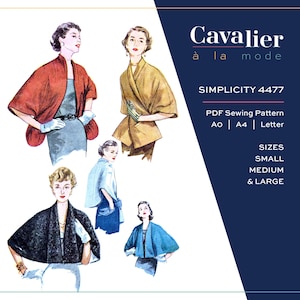 Op de afbeelding: Een illustratie voor een vintage naaipatroon, met vrouwen in verschillende capes en jassen. De afbeelding bevat de tekst "Cavalier à la mode" en "SIMPLICITY 4477". Beschikbare maten zijn small, medium en large. Het kleurenpalet omvat rood, blauw en zwart.