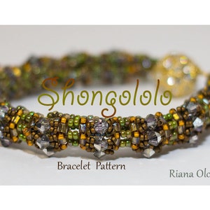 Puede incluir: Un brazalete de cuentas con un esquema de color dorado, verde y marrón. El brazalete está hecho con cuentas pequeñas y facetadas y tiene un diseño retorcido. La palabra "Shongololo" está escrita en una fuente estilizada en el brazalete.