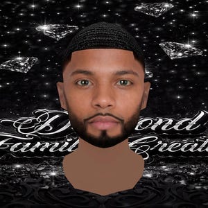 以下が含まれることがあります： 黒いウェーブキャップ、あごひげ、緑色の目をした男性のデジタルアートポートレート。黒い背景に輝くダイヤモンドのアクセント。テキスト「Diamond Family Creations」は様式化されたフォントで表示されます。