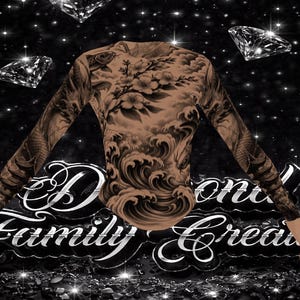 Könnte beinhalten: Ein langärmeliges Shirt mit einem Tattoo-Design mit Wellen, Blumen und Drachen. Das Shirt ist beige mit schwarzen und braunen Details. Der Hintergrund ist schwarz mit Diamanten und dem Text "Diamond Family Creations".