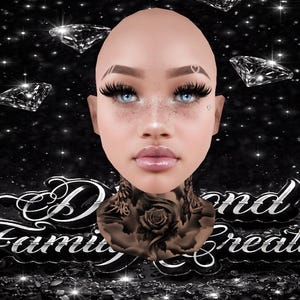 Könnte beinhalten: Digitales Kunstwerk mit dem Gesicht einer Frau mit blauen Augen, langen Wimpern und einem Rosentattoo am Hals. Der Hintergrund ist schwarz mit funkelnden Diamanten und dem Text "Diamond Family Creations".