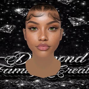 Op de afbeelding: Digitale kunst van een vrouwengezicht met groene ogen, sproeten en volle lippen. De achtergrond is zwart met sprankelende diamantvormen en de tekst "Diamond Family Creations" in een sierlijk lettertype.