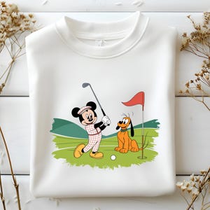 Mickey Mouse Golf PNG, Retro Golfing Clipart z Plutonem na Koszulki i Rzemiosło, Projekt Sublimacji Dnia Sportu z Kreskówek, Pobieranie Cyfrowe