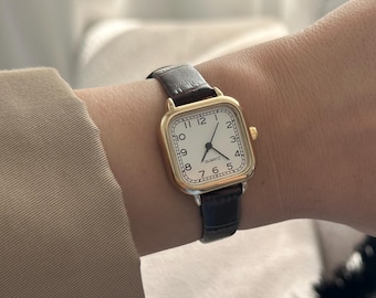 Minimalistyczny kwadratowy damski zegarek na rękę: brązowy skórzany pasek, elegancki zegarek