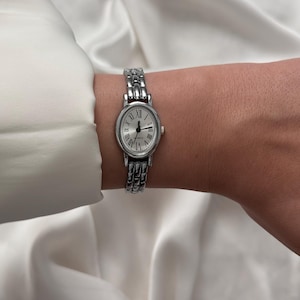 Silverfärgad oval damklocka: Minimalistisk armbandsklocka i rostfritt stål, present till henne