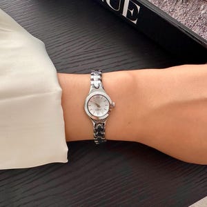 Montre pour femme d'inspiration vintage - Montre à quartz minimaliste avec bracelet réglable en acier inoxydable - Montre légère et élégante - Cadeau pour la fête des Mères