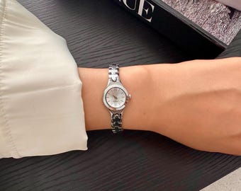 Reloj de mujer con diseño inspirador: Regalo minimalista para Pascua o el Día de la Madre.