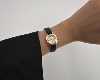 Mały złoty zegarek retro: brązowy skórzany pasek, minimalistyczny prezent dla kobiet na Dzień Matki