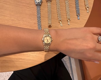 Elegant Gold Women’s Watch: Green Dial, Adjustable Bracelet Design