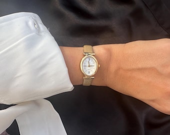 Elegant Womens Leather Strap Watch: Gold Case Minimalist Wristwatch