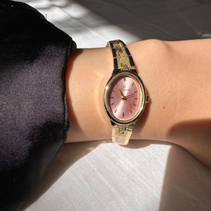 Pink Dial Gold Women’s Watch – Adjustable Stainless Steel Bracelet – Elegant Vintage Style Wristwatch