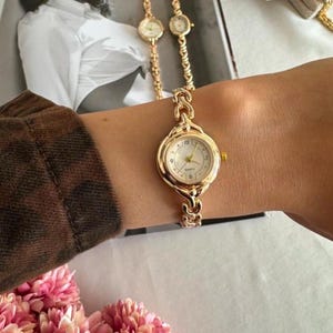 Gold Minimalist Women’s Watch – Stainless Steel Elegant Watch – Everyday Vintage Style – Birthday Gift Idea