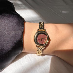 Elegant Gold Women’s Watch – Burgundy Dial – Adjustable Stainless Steel Bracelet – Vintage Style Wristwatch