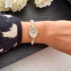 Elegant Pearl Bracelet Women’s Watch – Vintage Gold Oval Dial – Delicate Gift for Her – Anneler Günü Hediyesi